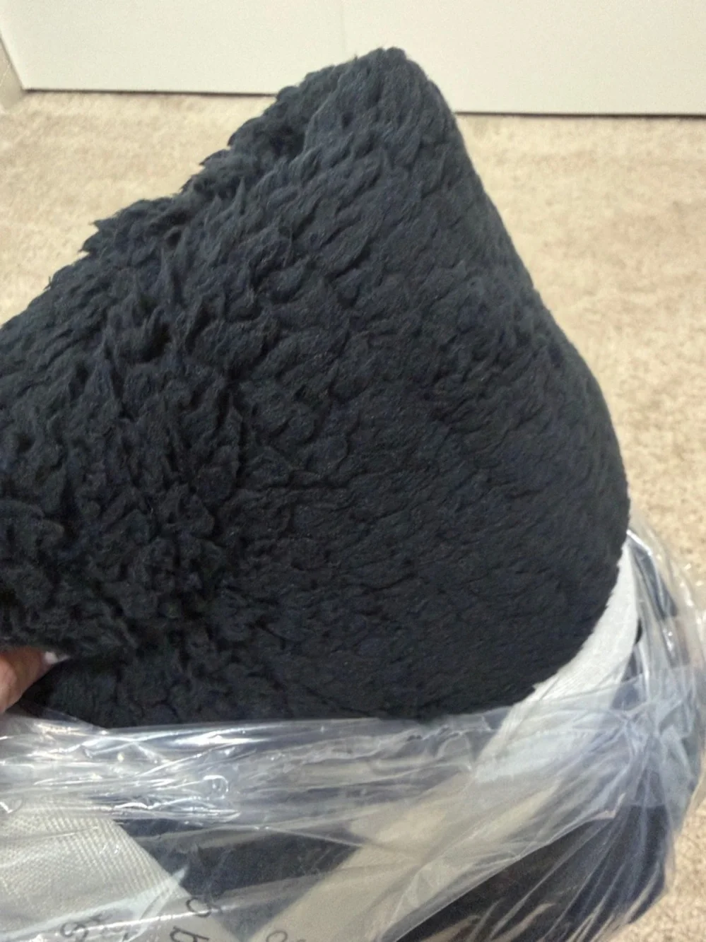 NWT Berkshire Wearable Throw - black
